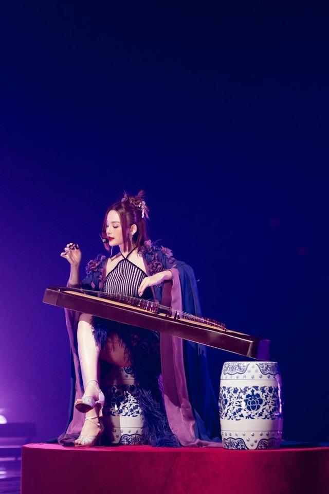 Netizen Trung Quốc nhá hàng về màn trình diễn của LUNAS ở Đạp gió, một chị đẹp bị lộ mang... phao lên sân khấu!-6