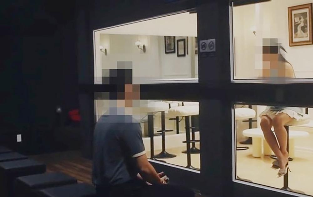 Công an kiểm tra quán cà phê hẹn hò dùng kính 1 chiều ở trung tâm TPHCM-2