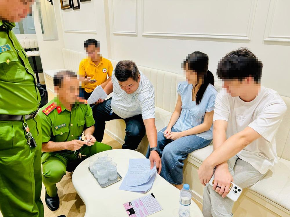 Công an kiểm tra quán cà phê hẹn hò dùng kính 1 chiều ở trung tâm TPHCM-6