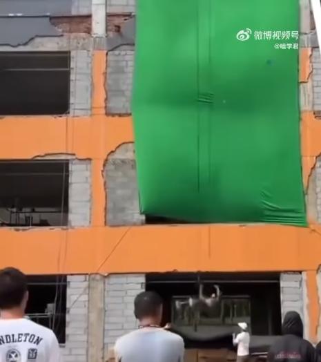 Triệu Lệ Dĩnh gây bão khi diễn cảnh nhảy lầu mà không nhờ diễn viên đóng thế-2