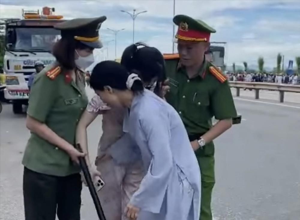 Thêm một cô gái trẻ ngất xỉu khi đi cùng đám đông theo ông Thích Minh Tuệ-1