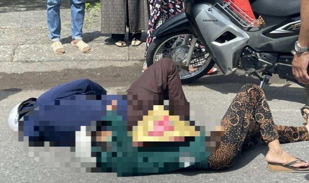 Thêm một cô gái trẻ ngất xỉu khi đi cùng đám đông theo ông Thích Minh Tuệ-2