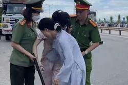Thêm một cô gái trẻ ngất xỉu khi đi cùng đám đông theo ông Thích Minh Tuệ