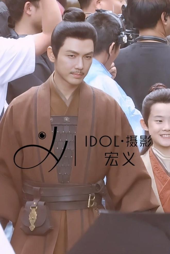 Chung Hán Lương mới bị chê già nua, giờ lại khiến netizen quay xe gấp vì khí chất ngời ngời-3