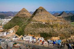 Núi 'kim tự tháp' hàng triệu năm hút khách, dân mạng thi nhau đoán nguồn gốc