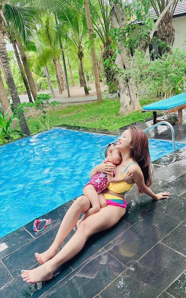 Vân Hugo hiếm hoi đăng ảnh bikini sau khi sinh con-2