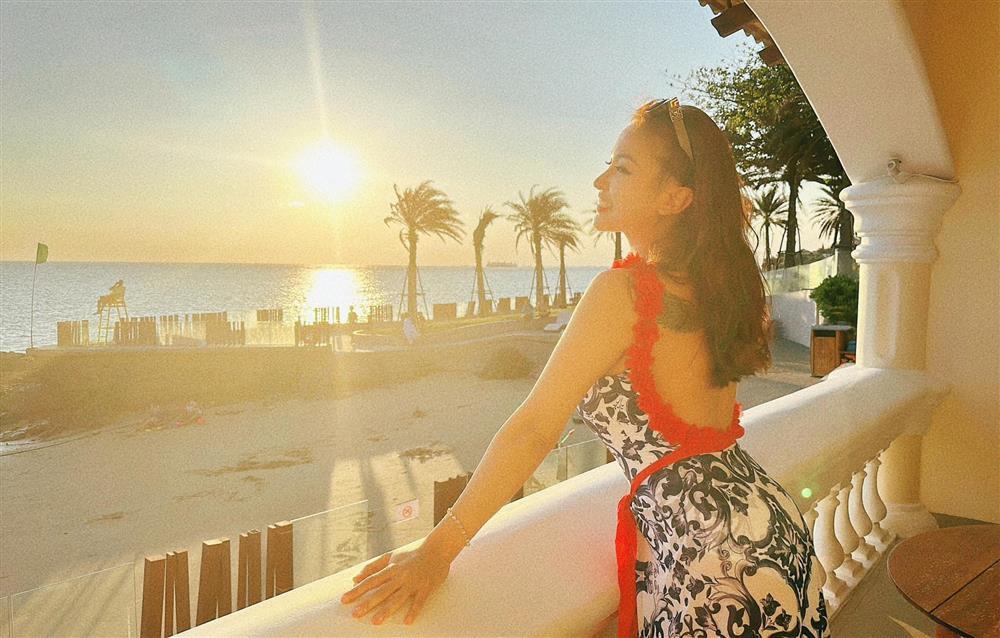 Vân Hugo hiếm hoi đăng ảnh bikini sau khi sinh con-5