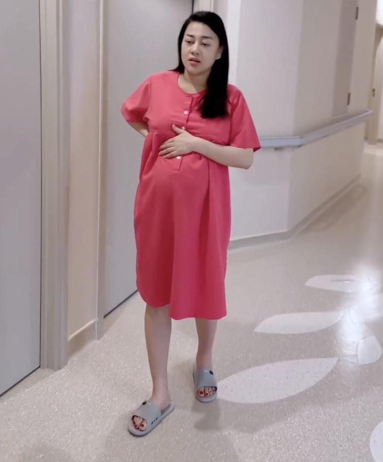 Trạng thái khác nhau của các mẹ bỉm Vbiz tập đi sau sinh mổ: Người nhẹ nhàng như đi chơi, người đau đớn vẫn nén nước mắt tập đi-2