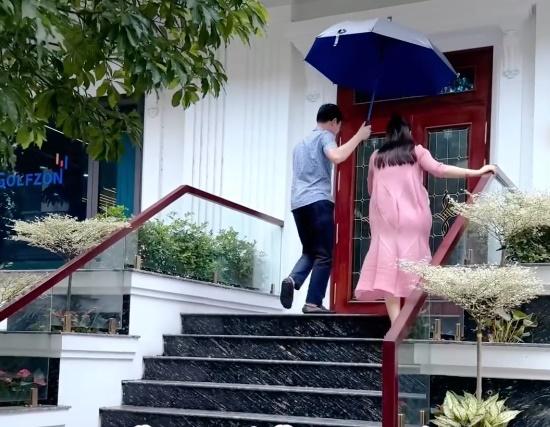 Trạng thái khác nhau của các mẹ bỉm Vbiz tập đi sau sinh mổ: Người nhẹ nhàng như đi chơi, người đau đớn vẫn nén nước mắt tập đi-3