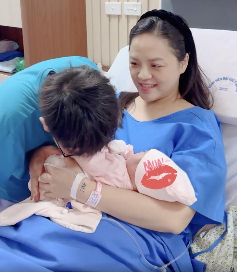 Trạng thái khác nhau của các mẹ bỉm Vbiz tập đi sau sinh mổ: Người nhẹ nhàng như đi chơi, người đau đớn vẫn nén nước mắt tập đi-4