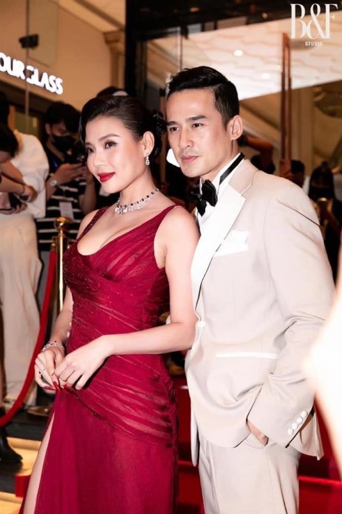 Thúy Diễm diện váy tôn vòng 1 đi bên chồng, khác hẳn phong cách trên phim-3