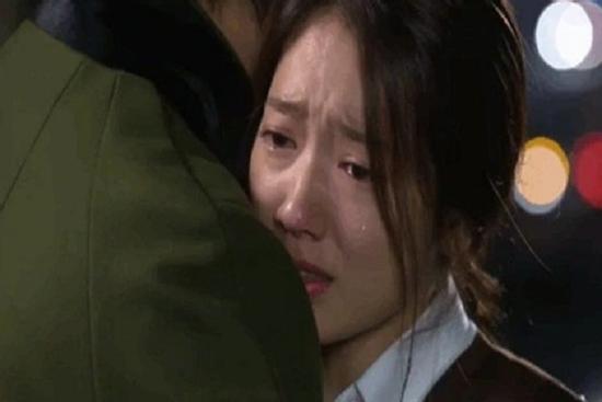 Con sốt cao nằm viện, nửa đêm nhận được tin nhắn của chồng, trong ánh đèn mờ tôi thấy bộ dạng này của anh mà xót xa