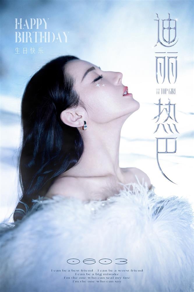 Địch Lệ Nhiệt Ba khoe vóc hạc trong ảnh mừng tuổi mới, lộ xương quai xanh quyến rũ-1