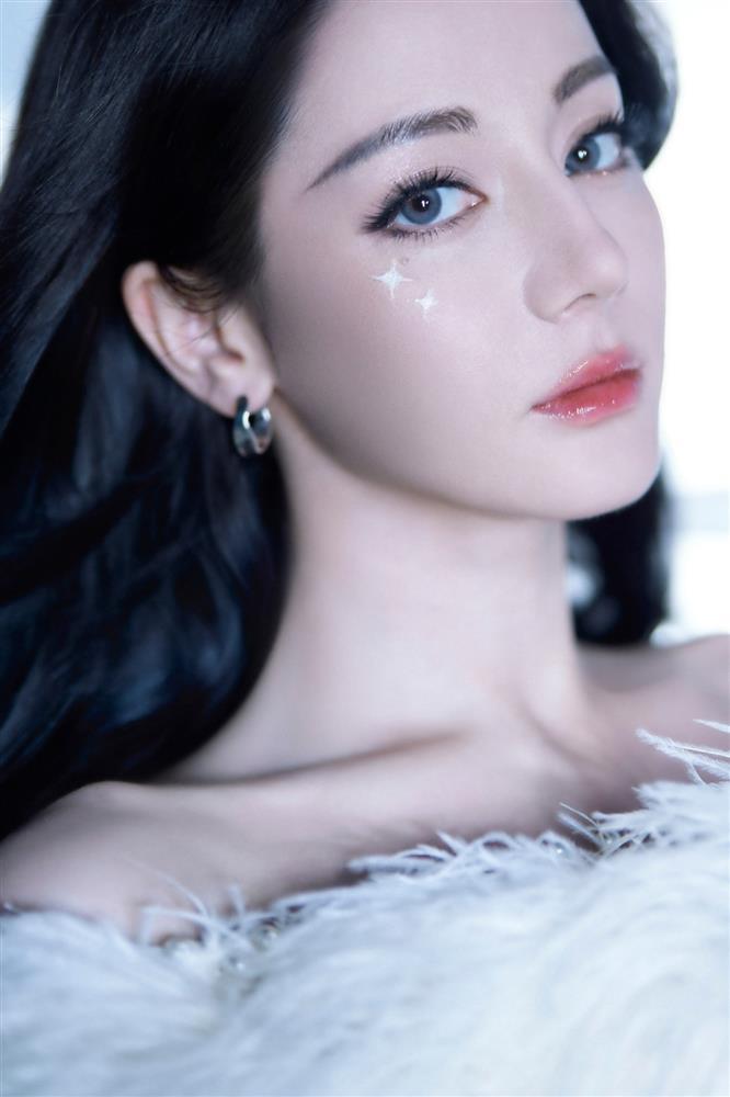 Địch Lệ Nhiệt Ba khoe vóc hạc trong ảnh mừng tuổi mới, lộ xương quai xanh quyến rũ-4