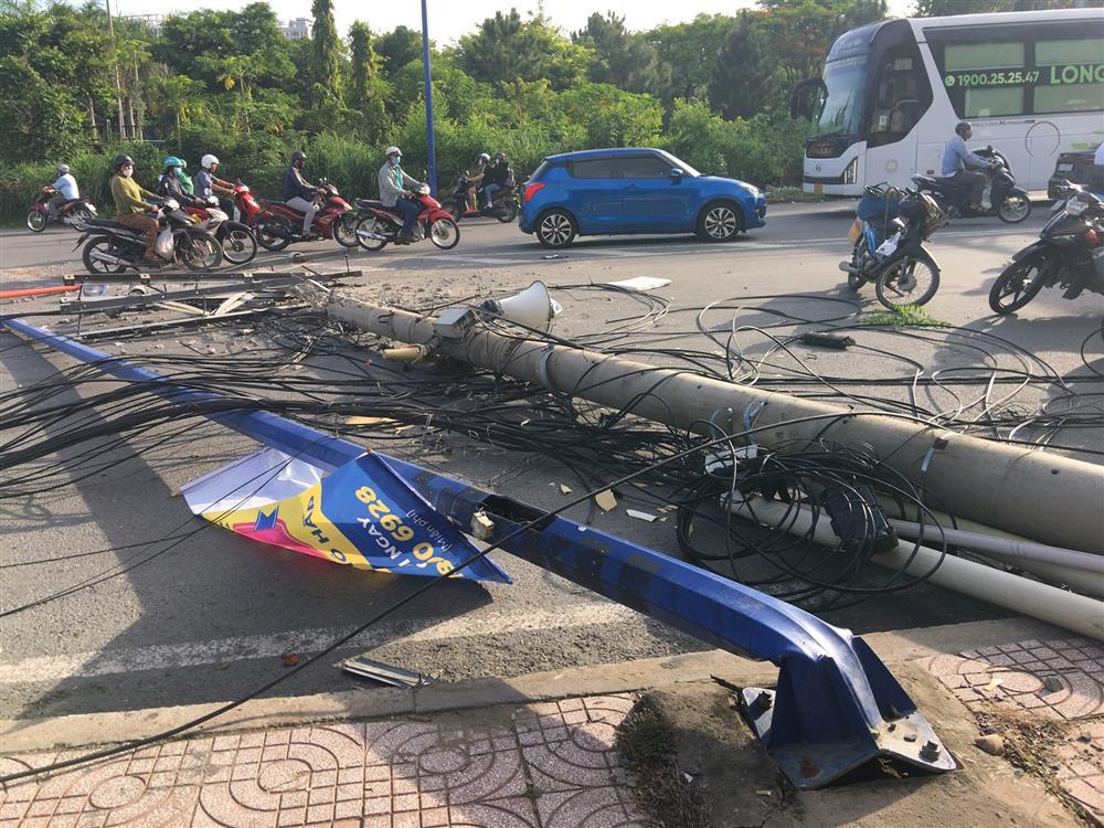 Xe container kéo sập trụ đèn và cột điện, 2 mẹ con bị thương-1