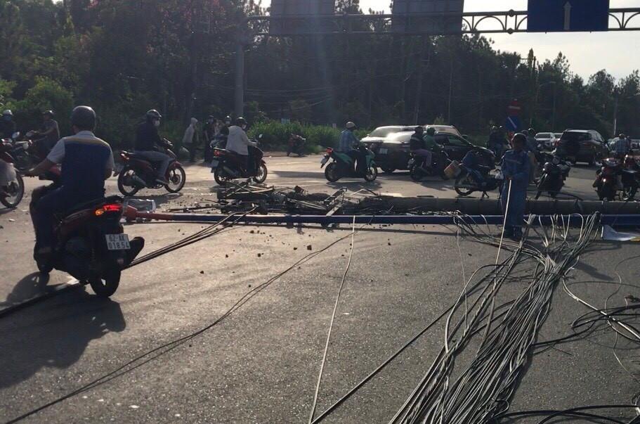 Xe container kéo sập trụ đèn và cột điện, 2 mẹ con bị thương-2