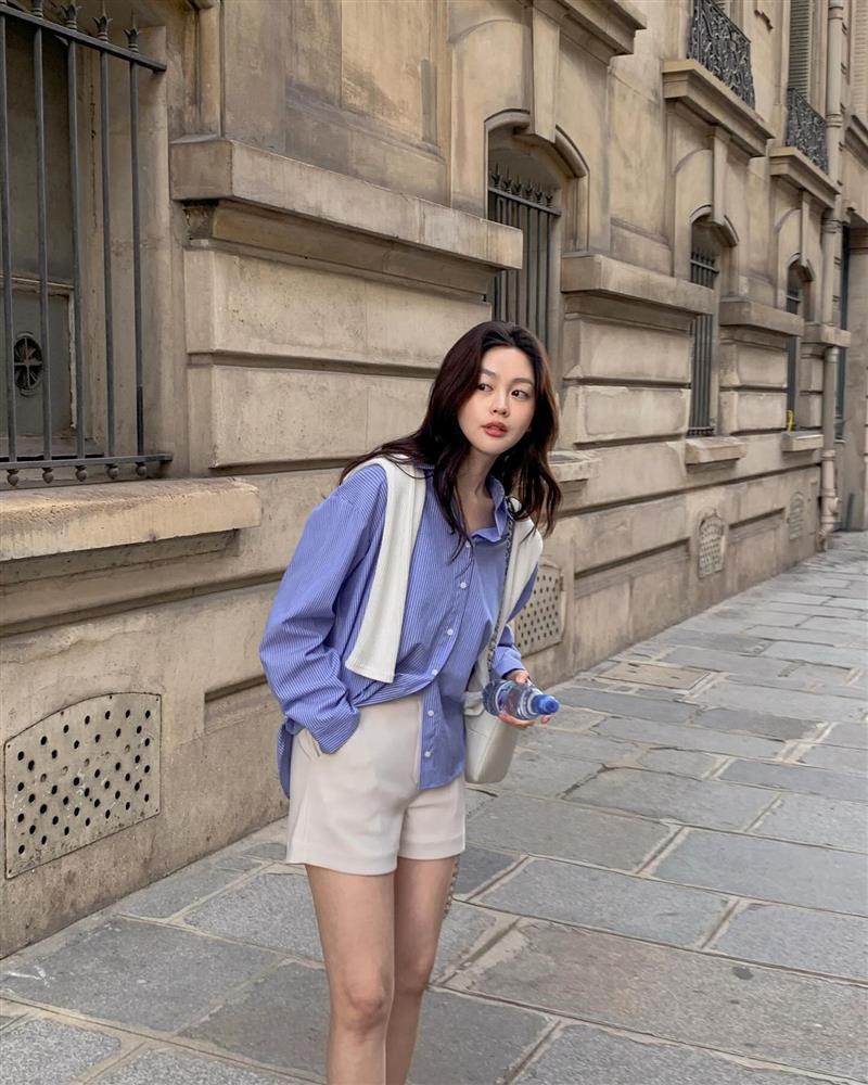 5 cách mặc trang phục màu xanh - xu hướng đang làm mưa làm gió-2