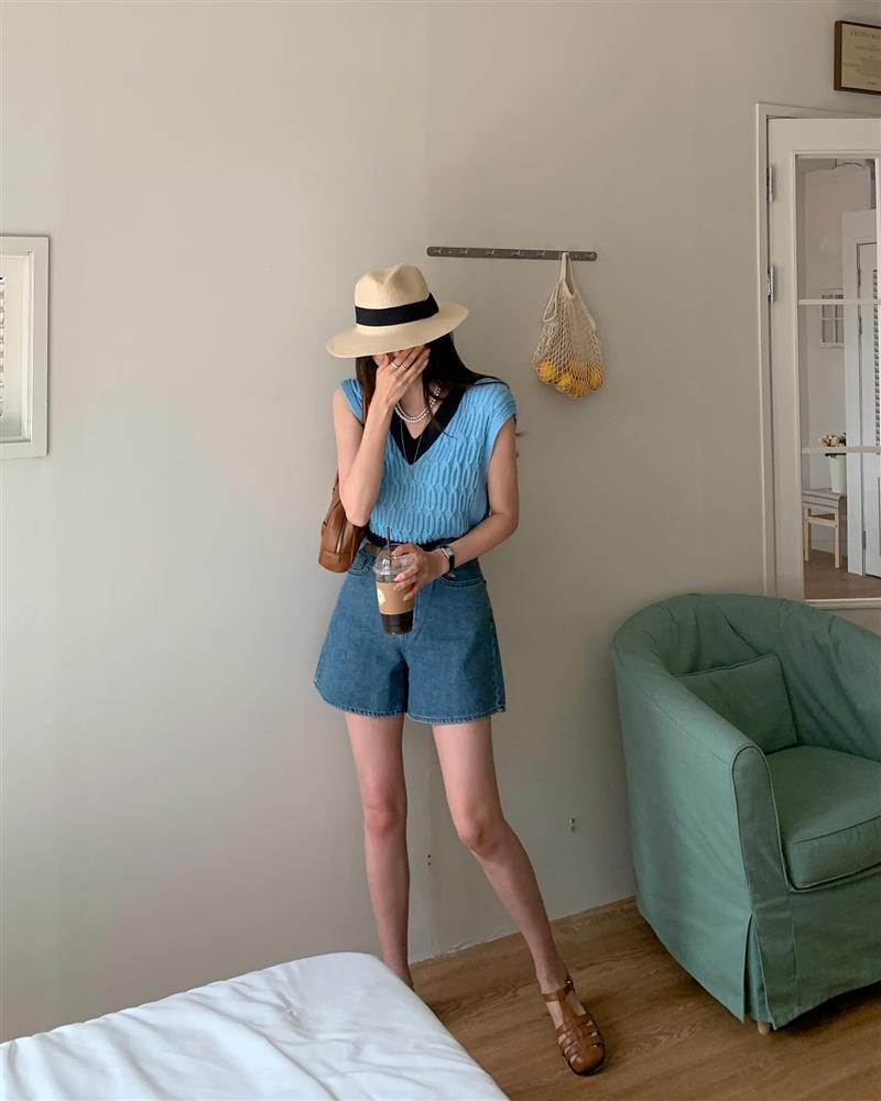 5 cách mặc trang phục màu xanh - xu hướng đang làm mưa làm gió-3