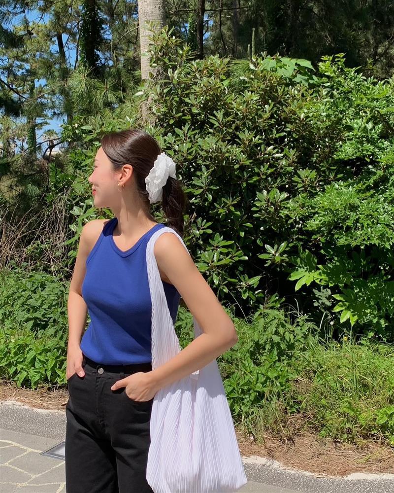 5 cách mặc trang phục màu xanh - xu hướng đang làm mưa làm gió-4