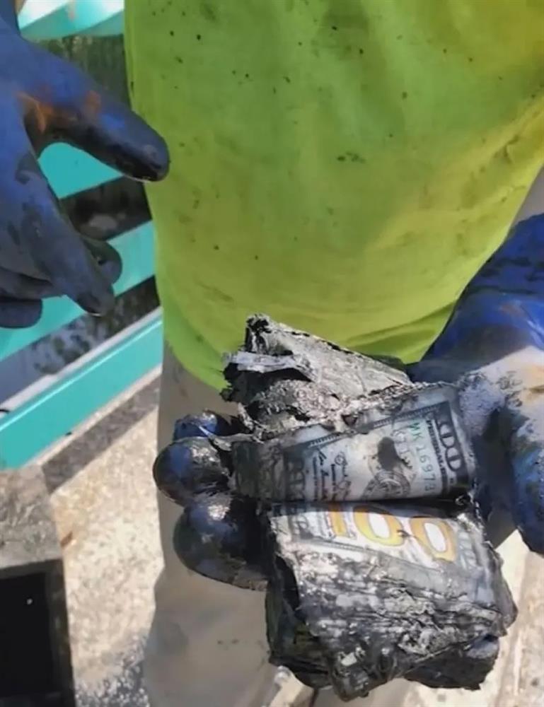 Đi câu cá ở công viên, cặp đôi bất ngờ tìm thấy két sắt chứa 2,5 tỷ đồng-2