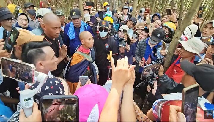 Đoàn Youtuber, streamer bám theo ông Minh Tuệ gây nguy hiểm cho xã hội-1