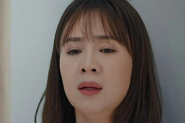 Từ mặt chi chít mụn đến váy áo thảm họa, Hồng Diễm có bị ekip Trạm Cứu Hộ Trái Tim ghét không đấy?-8