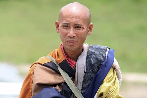 Tự nguyện dừng đi bộ khất thực, ông Thích Minh Tuệ rời đi như thế nào?-4