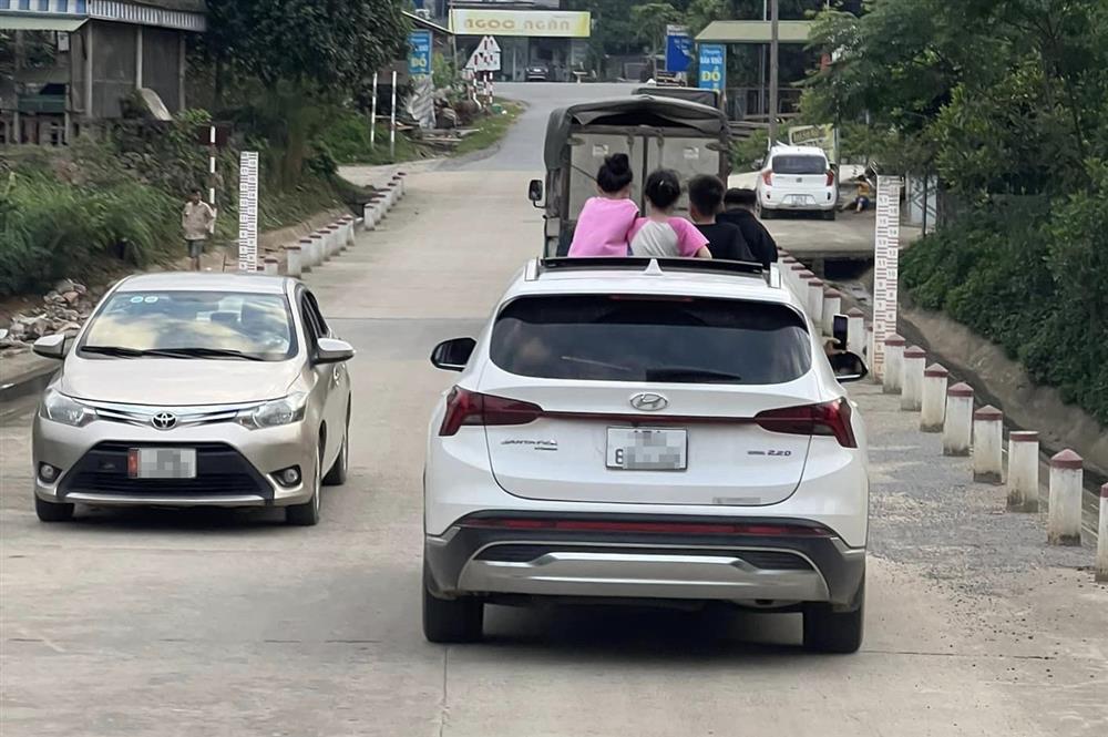 Để 4 trẻ nhỏ thò đầu qua cửa sổ trời ô tô đang chạy, sự đùa giỡn với tính mạng-1