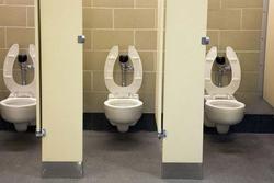 Tại sao nắp bồn cầu nhà vệ sinh công cộng ở Mỹ có khoảng trống phía trước?
