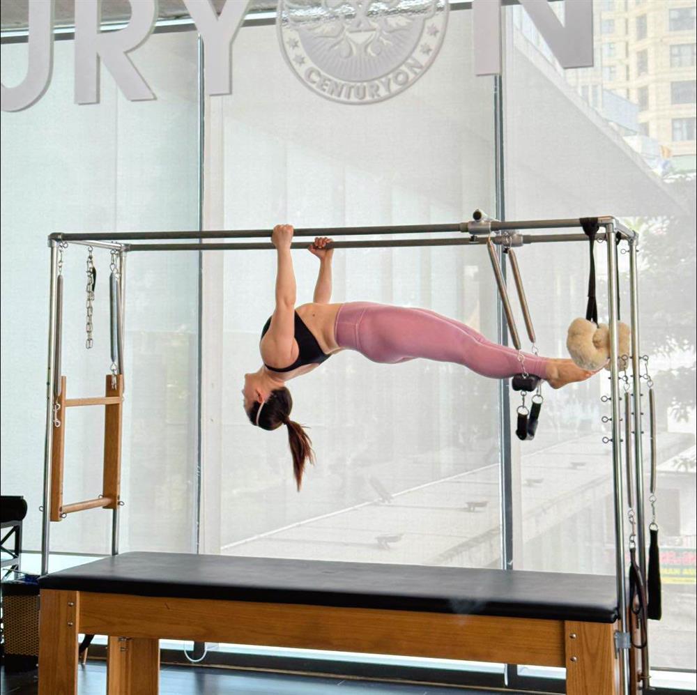 Sau hơn 2 tháng sinh con, Lan Phương đã miệt mài uốn mình để lấy lại body nuột nà-1