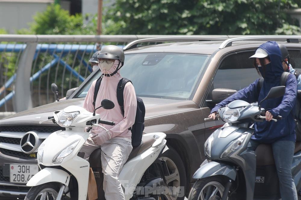 Hà Nội nắng rát mặt, mặt đường lên đến hơn 50 độ C-3