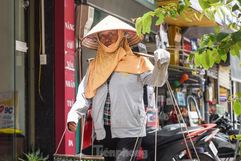 Hà Nội nắng rát mặt, mặt đường lên đến hơn 50 độ C-5