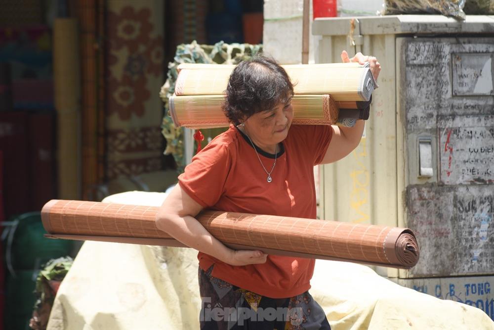 Hà Nội nắng rát mặt, mặt đường lên đến hơn 50 độ C-6