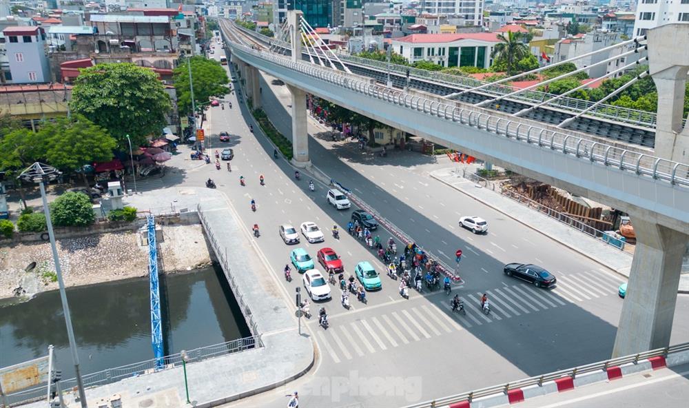 Hà Nội nắng rát mặt, mặt đường lên đến hơn 50 độ C-10