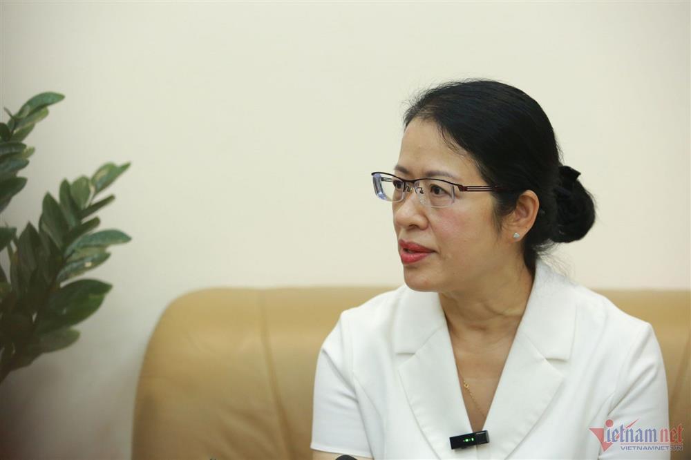 Kỳ vọng giá vàng giảm tiếp, nhiều người đến xem ngân hàng bán vàng rồi ra về-1