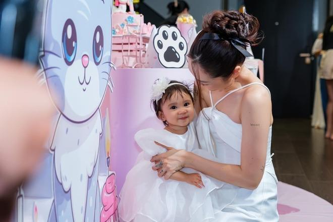 Sinh nhật 1 tuổi con gái Bảo Anh: Bé Misumi xinh như công chúa, gia đình Trường Giang và dàn sao tham dự-4