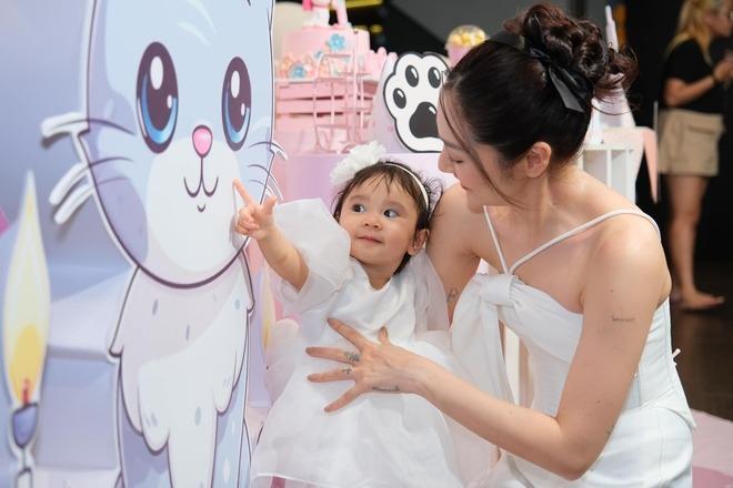 Sinh nhật 1 tuổi con gái Bảo Anh: Bé Misumi xinh như công chúa, gia đình Trường Giang và dàn sao tham dự-5