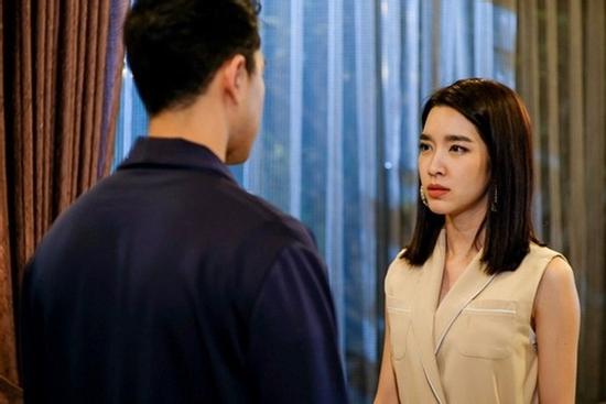 Về nhà lúc sáng sớm sau chuyến công tác, tôi chứng kiến vợ ngoại tình, bên dưới tấm chăn là một thứ gây sốc