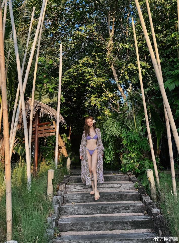 Chung Sở Hy thả dáng bên hồ bơi, khoe vóc dáng nuột nà vạn người mê trong bộ đồ bơi cháy như nắng hè-2