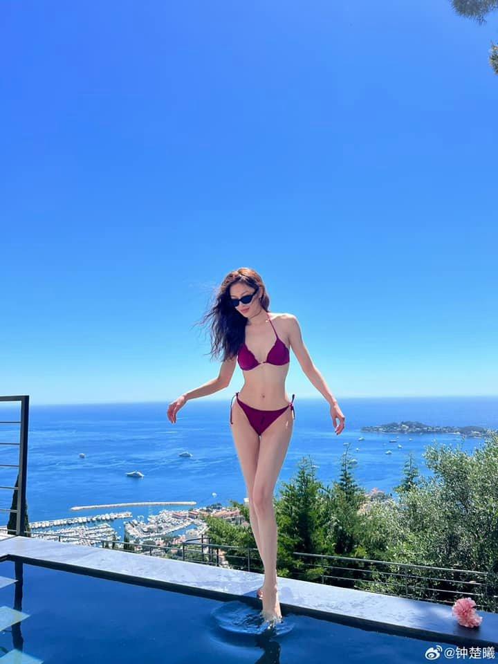 Chung Sở Hy thả dáng bên hồ bơi, khoe vóc dáng nuột nà vạn người mê trong bộ đồ bơi cháy như nắng hè-4