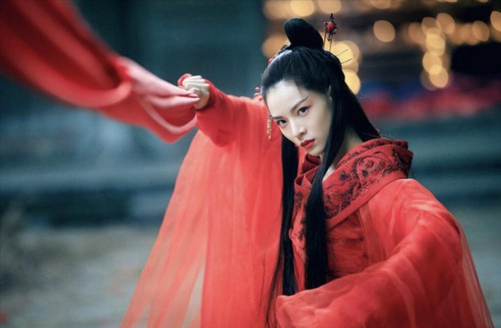 Chung Sở Hy thả dáng bên hồ bơi, khoe vóc dáng nuột nà vạn người mê trong bộ đồ bơi cháy như nắng hè-5