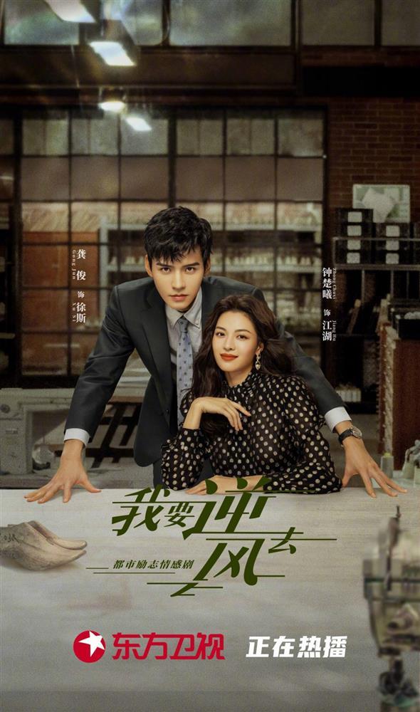 Chung Sở Hy thả dáng bên hồ bơi, khoe vóc dáng nuột nà vạn người mê trong bộ đồ bơi cháy như nắng hè-6