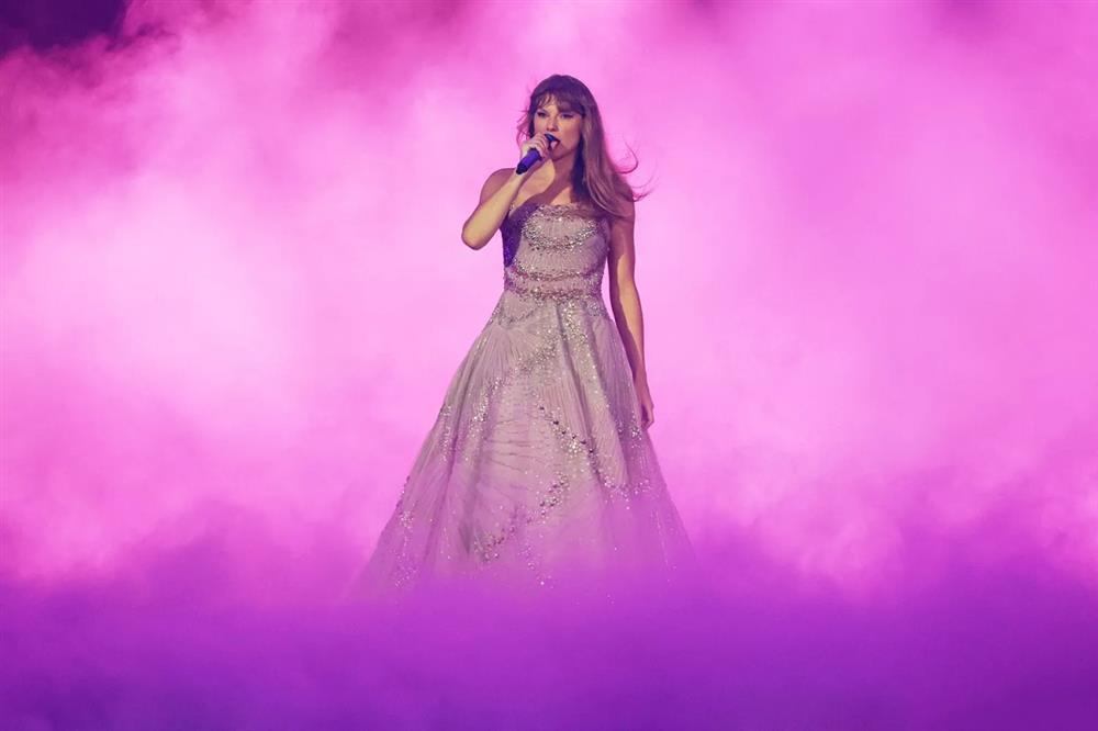 Cận cảnh những bộ cánh ấn tượng của Taylor Swift trong Eras Tour ở châu Âu-5