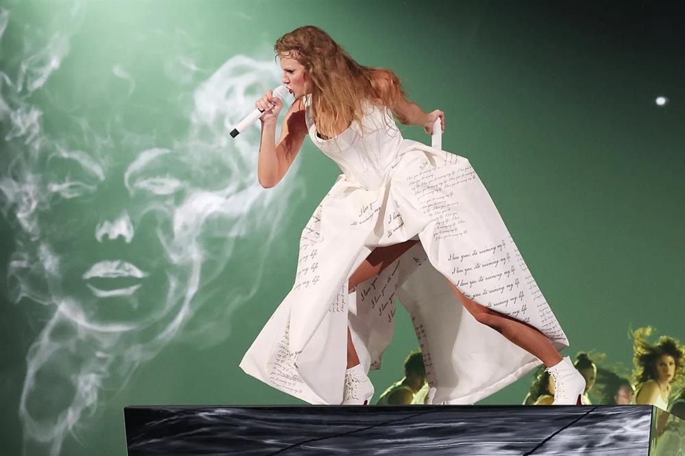 Cận cảnh những bộ cánh ấn tượng của Taylor Swift trong Eras Tour ở châu Âu-6