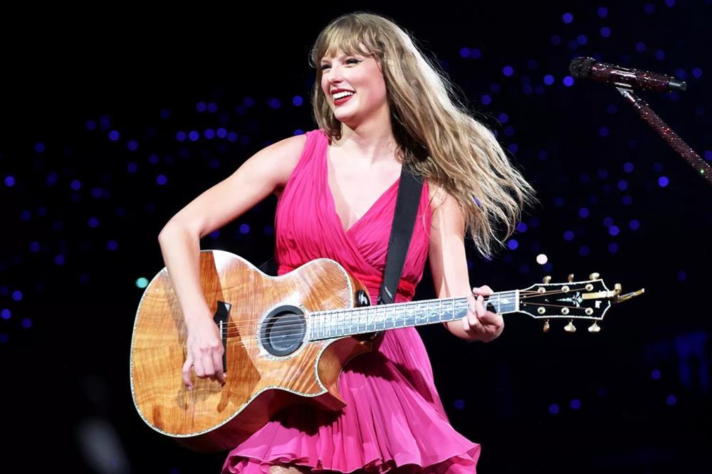Cận cảnh những bộ cánh ấn tượng của Taylor Swift trong Eras Tour ở châu Âu-8