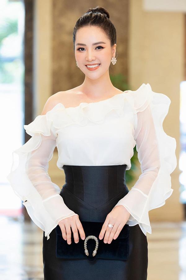 Nhan sắc xinh đẹp và bí quyết hack tuổi của BTV Thụy Vân-8