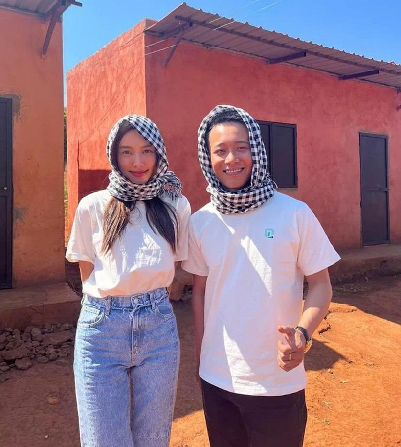 Hoa hậu Thuỳ Tiên giữ khoảng cách với Quang Linh trên buổi livestream mới nhất-1