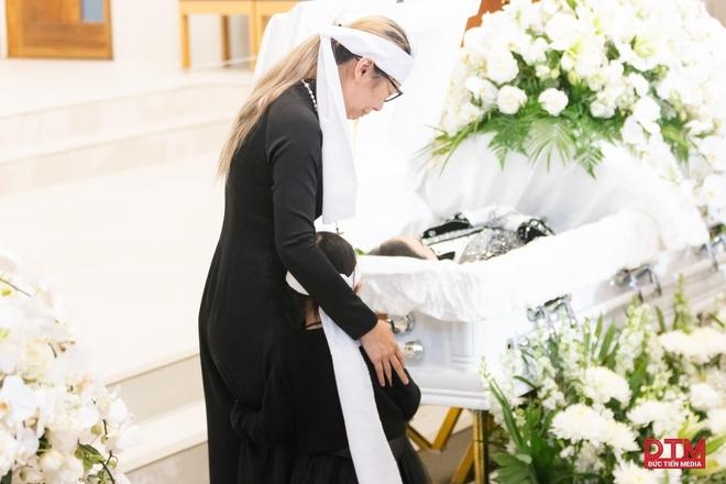 Hình ảnh chưa công bố trong tang lễ diễn viên Đức Tiến: Bình Phương gọi điện cho mẹ chồng, khóc nức nở khi tiễn biệt-3