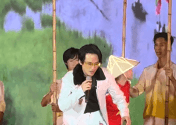 Clip: Hà Anh Tuấn đang hát thì bị tụt huyết áp, suýt ngất xỉu trên sân khấu-1