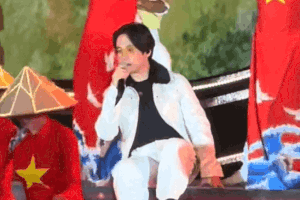 Clip: Hà Anh Tuấn đang hát thì bị tụt huyết áp, suýt ngất xỉu trên sân khấu-2